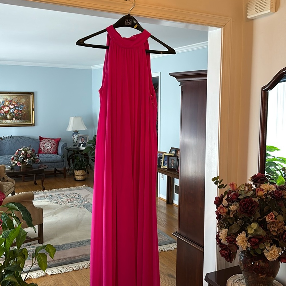 Beautiful fuchsia jumpsuit with bow closure in the back. Formal or party-wear!